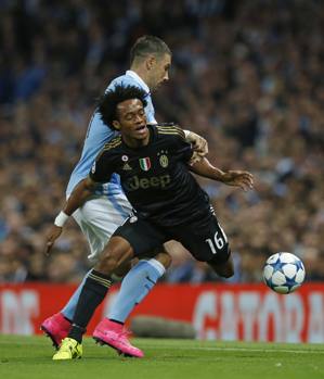 Cuadrado affrontato da Kolarov. Reuters